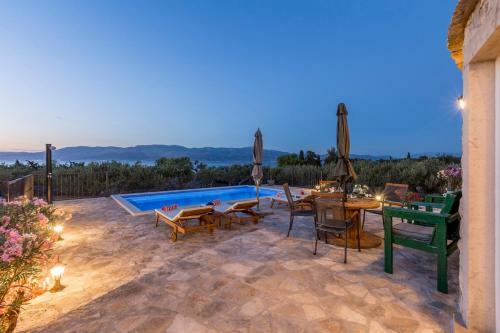 Island Getaway - Heritage House
