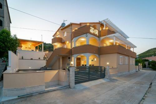 Apartments Lux 3 - Heated Pool