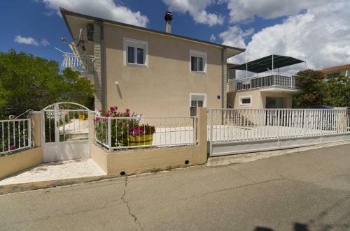 Apartments By The Sea Poljica, Trogir - 19054