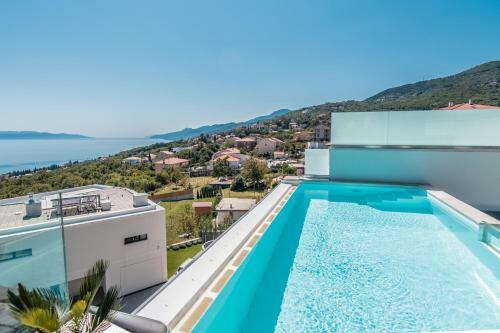 Villa Holiday Home The Boat With Rooftop Pool