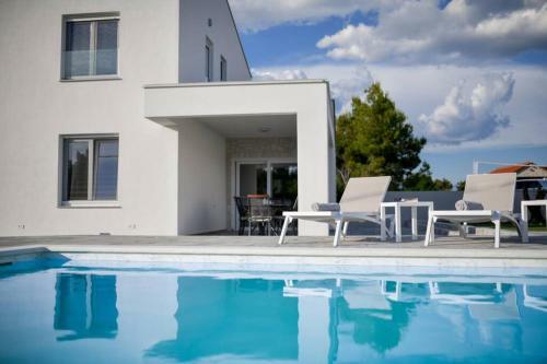 New Villa Buterin With Heated Pool