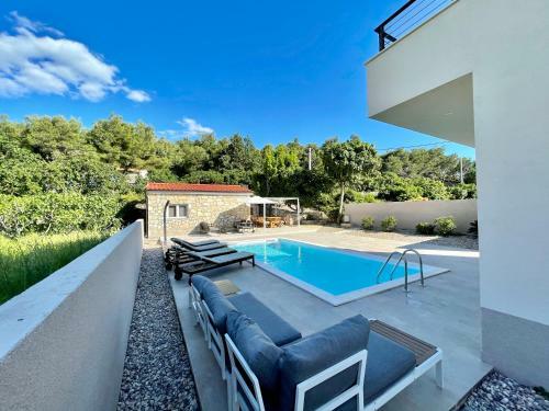 Villa Lele - Peace, Mountain & Sea View, Heated Pool