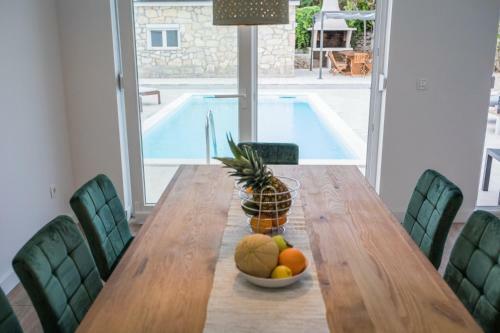 Villa Lele - Peace, Mountain & Sea View, Heated Pool