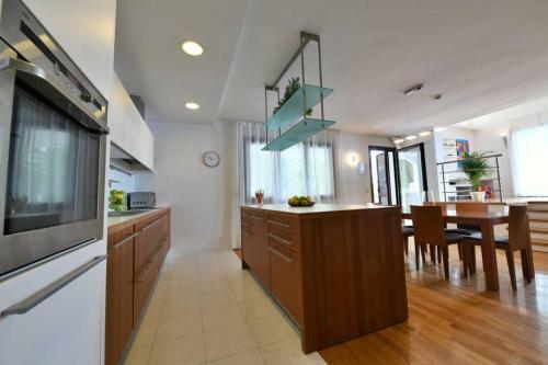 Gro�es Reihenhaus Mit Viel Gr�n Und Meerblick