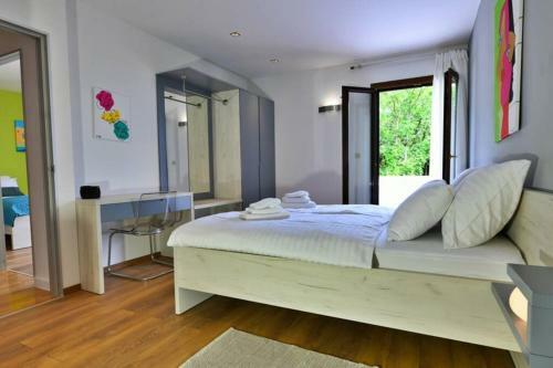 Gro�es Reihenhaus Mit Viel Gr�n Und Meerblick