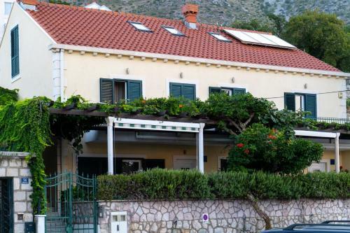 Spacious 1 Bedroom 4 Star Apartment, Mlini