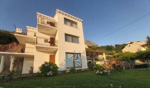 Apartamentos Villa Pergola-apartment Toni