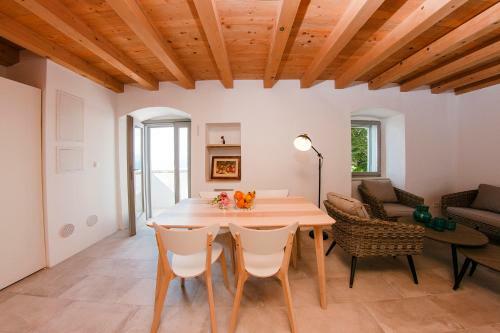 Stone Lady Holiday House