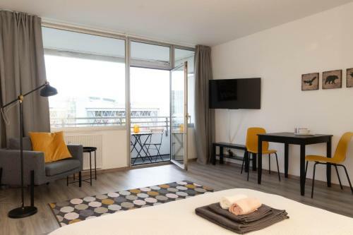 Apartment Bright - Central - Balcony - Tradefair