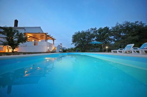 Holiday House With Heated Pool In A Rural Setting