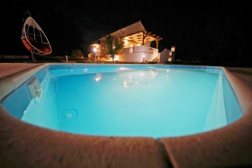 Holiday House With Heated Pool In A Rural Setting