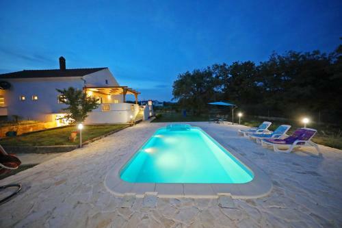 Holiday House With Heated Pool In A Rural Setting