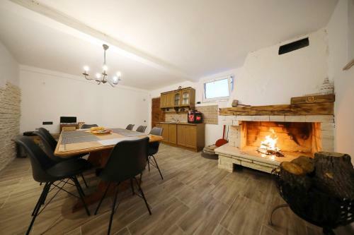 Holiday House With Heated Pool In A Rural Setting