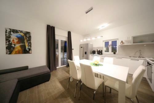 Holiday House With Heated Pool In A Rural Setting