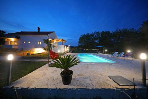 Holiday House With Heated Pool In A Rural Setting