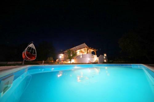 Holiday House With Heated Pool In A Rural Setting