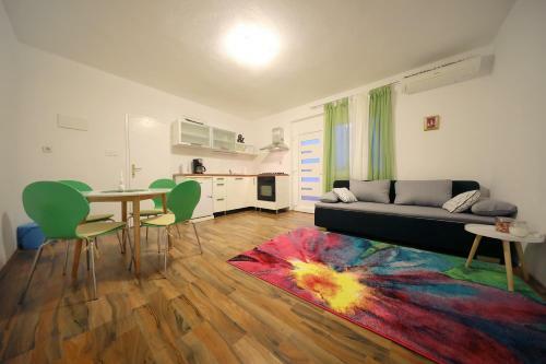 Holiday House With Heated Pool In A Rural Setting