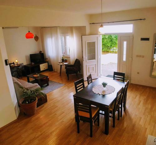 Spacious Garden House, Orebi? (4+1)