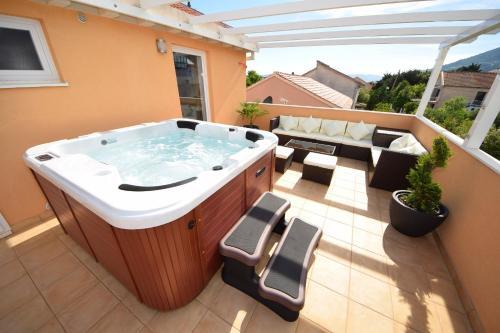 Apartamentos Luxury Penthouse With Jacuzzi In Orebi? (dalmatia)