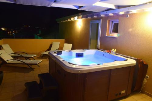 Apartamentos Luxury Penthouse With Jacuzzi In Orebi? (dalmatia)