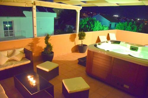 Apartamentos Luxury Penthouse With Jacuzzi In Orebi? (dalmatia)