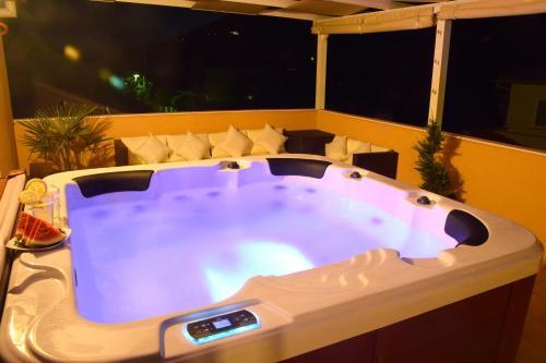 Apartamentos Luxury Penthouse With Jacuzzi In Orebi? (dalmatia)