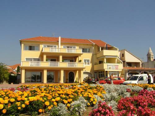 Buco Seafront Apartments & Fastfood