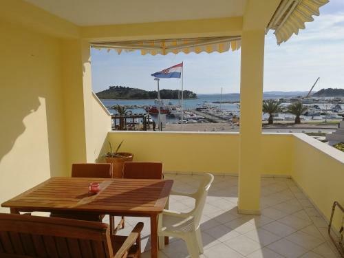Buco Seafront Apartments & Fastfood