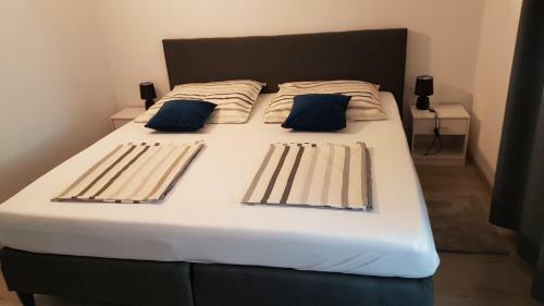 Apartment Happy 3, Pakostane