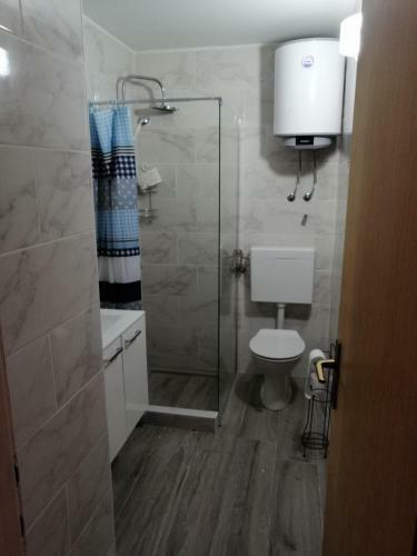 Apartment Happy 3, Pakostane