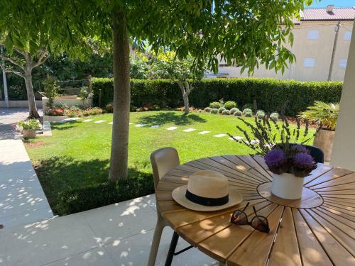 New! Luxury Garden Apartment