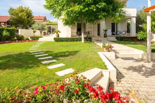 New! Luxury Garden Apartment