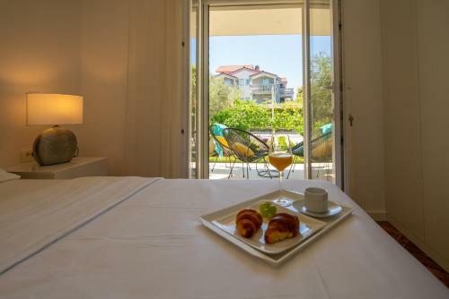New! Luxury Garden Apartment