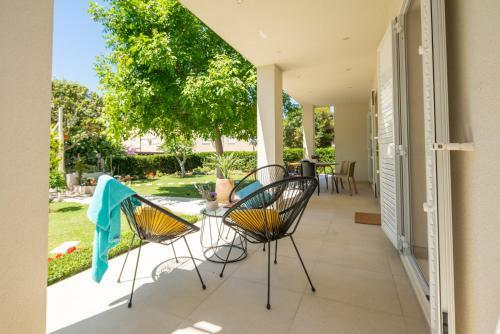 New! Luxury Garden Apartment
