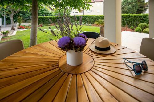 New! Luxury Garden Apartment