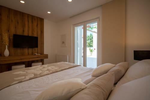 New! Luxury Garden Apartment
