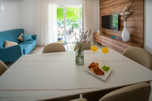New! Luxury Garden Apartment