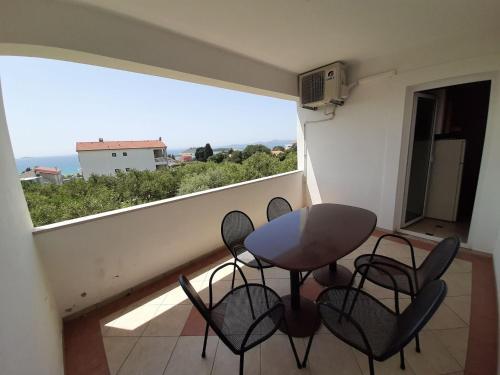 Nice Apartment With Covered Balcony And Sea View