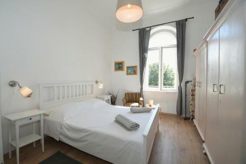 Central Apartment With Beautiful Sea View