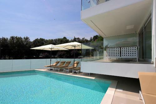 Designed Apartment With Swimming Pool Near The Beach