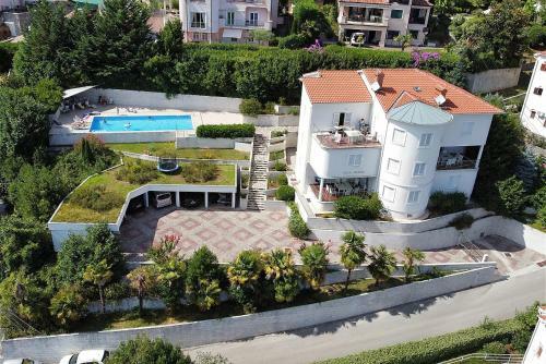 Exclusive Apartment In Villa Calista