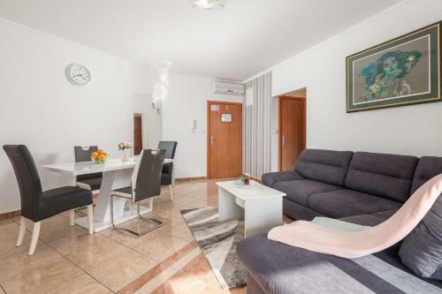 Summer Breeze Apartment With A Pool