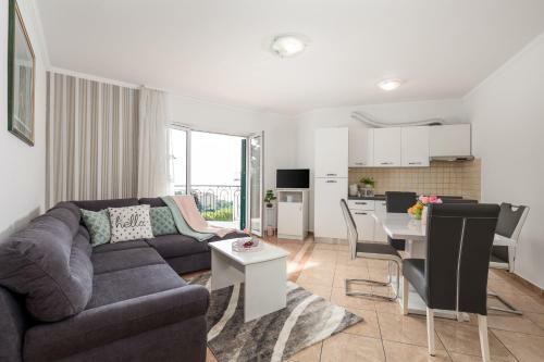 Summer Breeze Apartment With A Pool