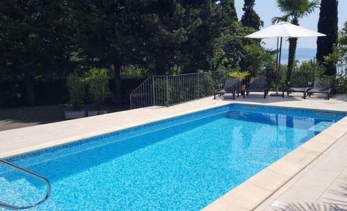 Blue Magic Studio Apartment With A Pool