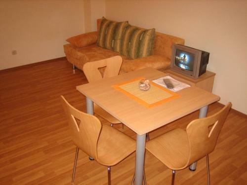 Apartments With Wifi Omis - 4654