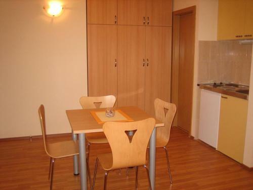 Apartments With Wifi Omis - 4654