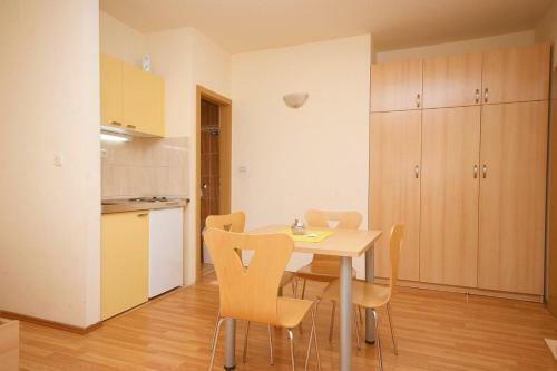 Apartments With Wifi Omis - 4654