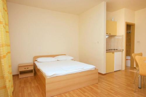 Apartments With Wifi Omis - 4654