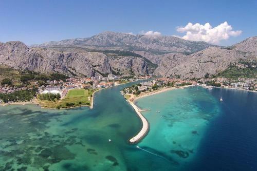 Apartments By The Sea Omis - 8334