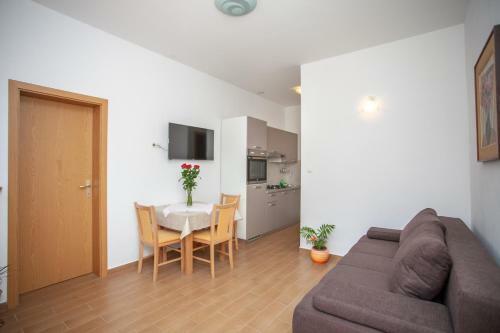 Ap Punta Next To Sandy Beach, Apartment With Garden